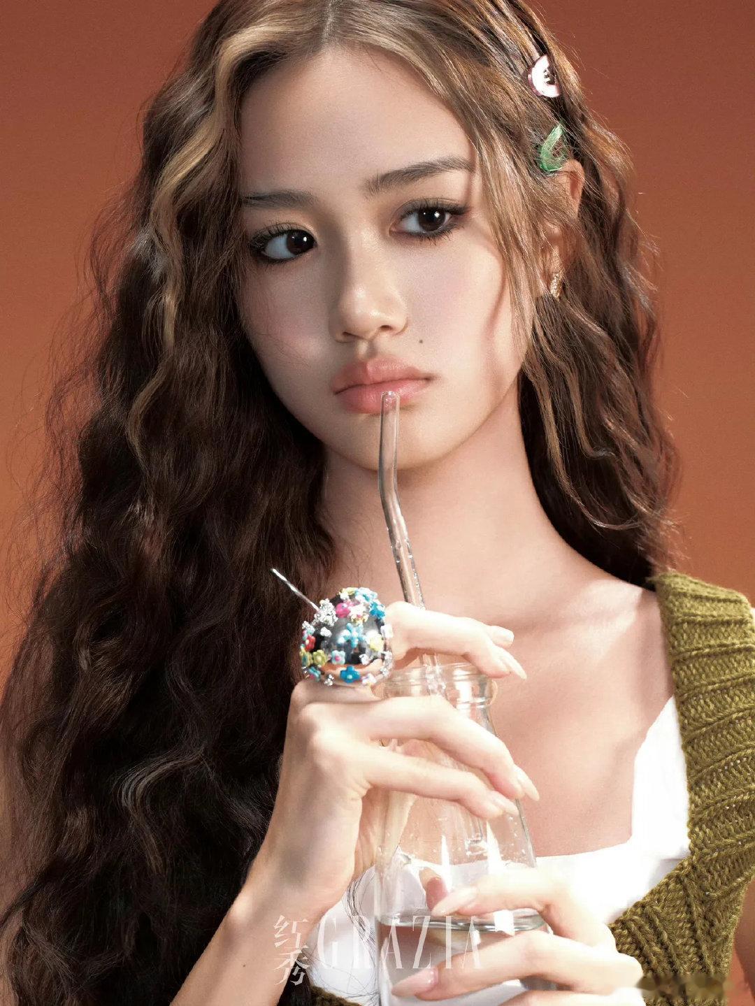 钟丽缇女儿登上时尚杂志封面，姐妹俩好漂亮！不得不说，Jaden和Cayla都比她妈妈高了，她俩年龄都还小，Cayla现在读高中，Jaden今年倒是上了大学 ​