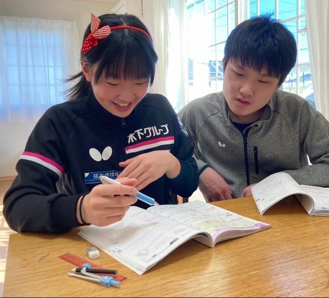 张本智和张本美和学习能力是真强，张本智和考上早稻田大学后又入职了丰田，妥妥的学霸，还经常辅导妹妹张本美和写作业；兄妹俩除了学习学校的内容，小的时候就开始学拼音和中文，都是拿着笔记本边拼边写，在采访时中文也说得很不错。
    张本宇夫妻俩本来只想让孩子好好学习，把乒乓球当作业余活动，但没想到兄妹俩读
