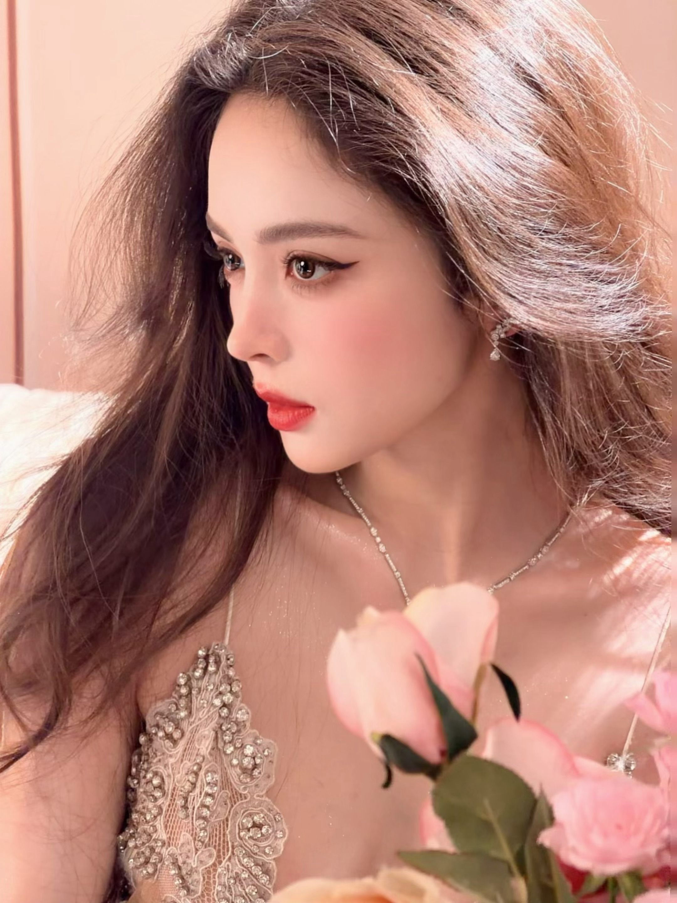 #娜扎[超话]#  选择用一杯茶的时间，重新为自己的世界充能。在影片滤镜的光影里，任心绪漫游，一切都恰如其分
Look2ccd和live图送达～#BAZAARGALA2026##超级玩家芭莎之夜# ​