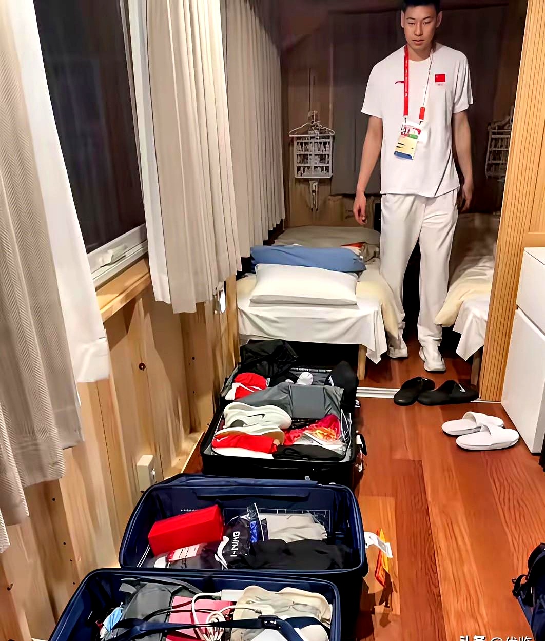 崔永熙把亚运会住宿一晒，镜头里就是个改装货柜箱，转身要侧着走，宽度跟火车卧铺差不多，箱角还蹭着护膝。
评论区立刻热闹，眼尖的网友逗趣：这行李的堆头，怕不是和国足的装备车一个级别？
当竞技密集到每天只剩洗澡拉伸时，床窄不窄，反倒成了真实的注脚。
它为什么能火？
因为落差感：大家以为亚运必配豪华后勤，结