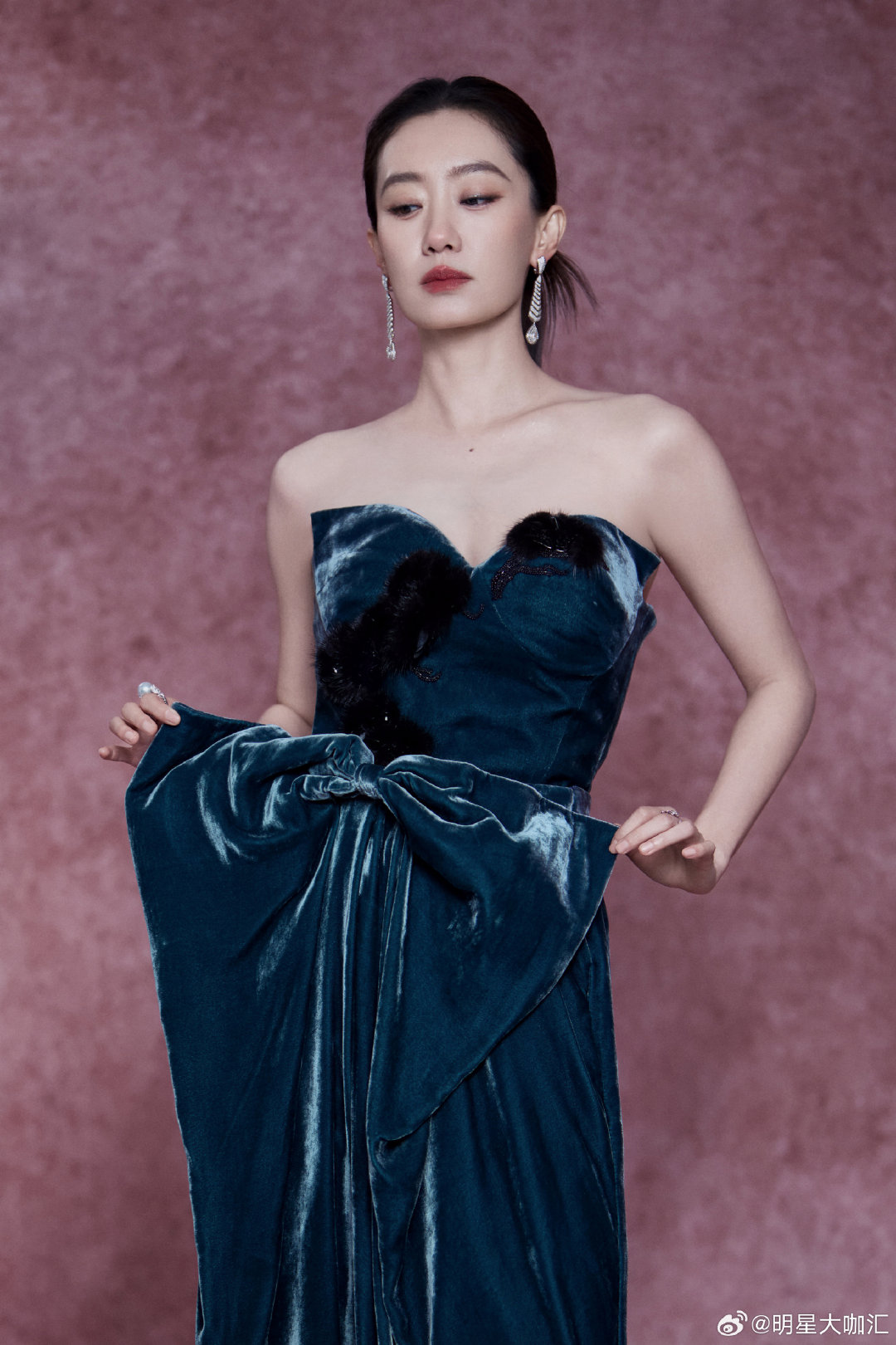 #张小斐[超话]##张小斐芭莎绿丝绒5年前vs5年后#

太美了！张小斐芭莎盛典墨绿丝绒造型，对比五年前，如今多了成熟舒展的从容感，优雅又高级，这一套真的一眼心动🥰

#张小斐##时尚芭莎来自中国年度盛典##观众网时尚##观众网# ​