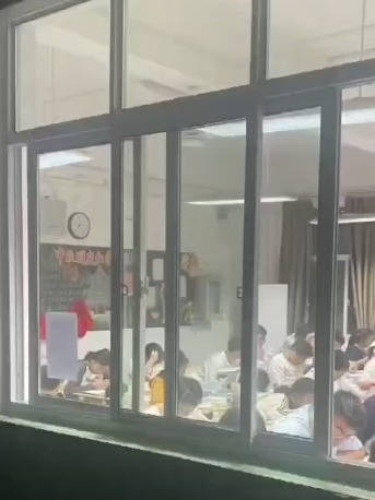 武汉一学校为何能理直气壮要求家长轮值
 
近日，武汉一所中学发布通知，要求家长轮流到校值守延时晚自习，排班表明确轮值人员须为学生父母，还要负责记录学生违纪行为。消息曝光后引发巨大争议，面对质疑，校方称这属于家校合作，家长没时间可申请调整。当地教育局确认情况属实，已经介入调查。不少网友疑惑，学校为何能