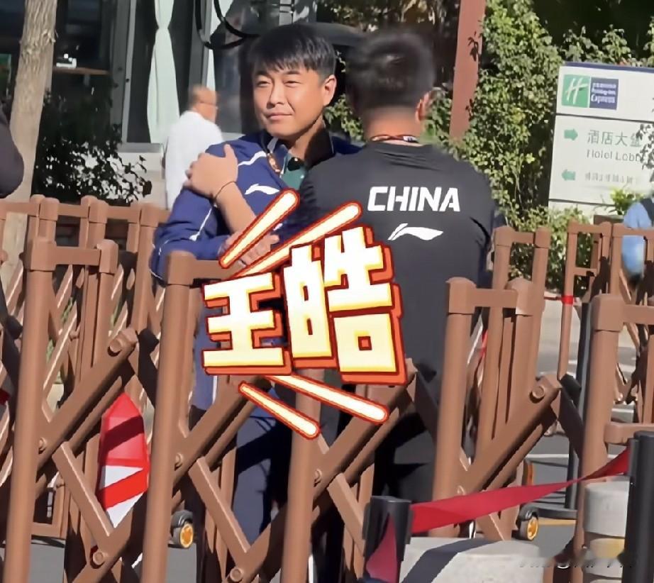 三名被处以行政拘留的女孩，成为彻查饭圈文化的突破口！

三名正在求学的女孩因涉嫌侮辱王浩被依法行政拘留。三名女孩分别是19岁、19岁、16岁，正值读书的黄金年纪，

却因为赛场相关的过激行为被处罚，实在令人惋惜。很多人只看到她们现场滋事，却忽略她们同样是畸形饭圈文化里的受害者，容易被网上的言论煽动裹