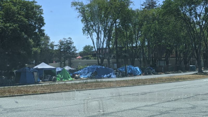 【圣县无家可归者死亡人数下降逾20%】尽管圣塔克拉拉县的无家可归人口总...