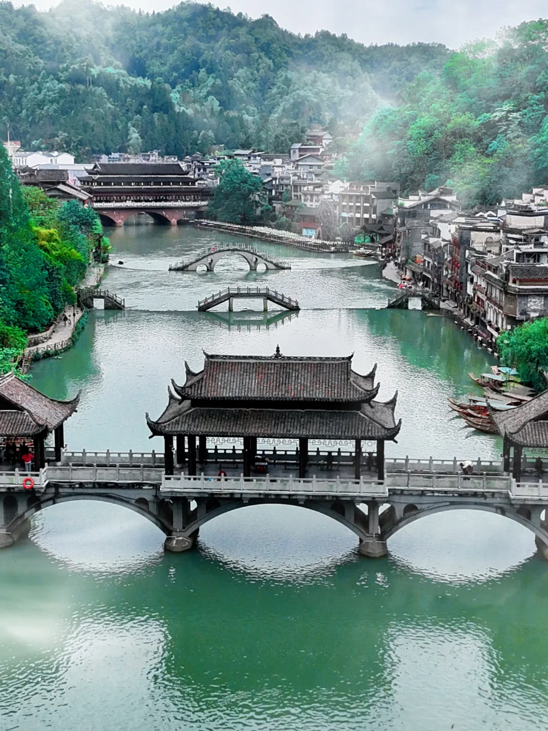 后悔才来！！五一反向出游，这座小城美哭了😭