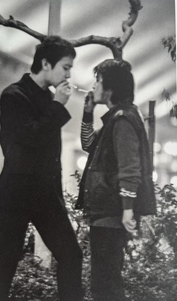 1994年，香港，何勇和窦唯在红磡演唱会后台。