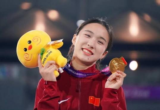 前三棒跑完的时候，中国队其实还落后。
结果最后一棒交到17岁的陈妤颉手里，画风突然变了。
泰国队第三棒一度已经建立优势，陈妤颉接棒以后硬生生在最后直道完成反超，中国队最终40秒78夺冠，拿下亚运会历史上首枚男女混合4×100米接力金牌。她自己这届亚运会也收获了3金1银。搜狐
最夸张的是，她才17岁。