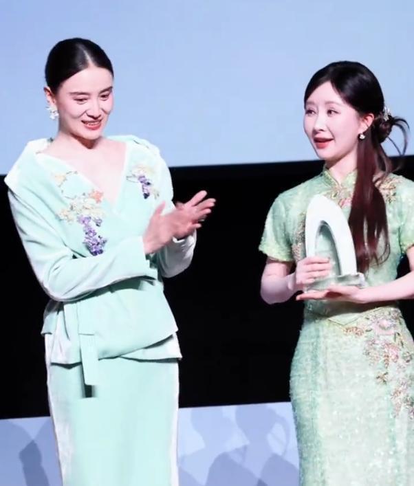 明明大7岁还满脸细纹，上海这一天，宋佳反倒把脸又僵又肿活像蜡像的舒畅给艳压了 ​
