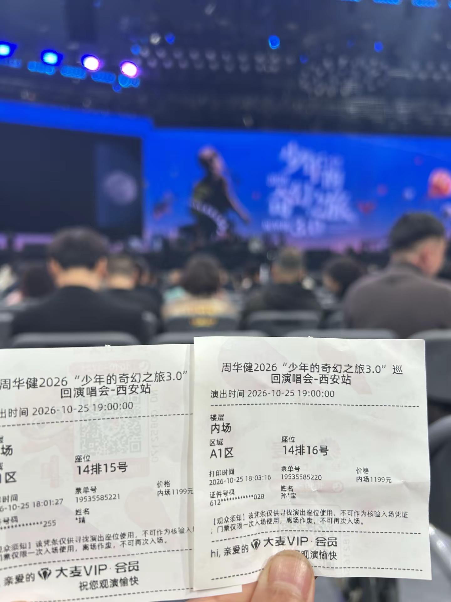 台上是周华健，台下是曾经的少年。老歌响起，回忆翻涌。没有炫技，只有真诚。《朋友》前奏一响，青春闪亮登场。万人合唱，歌声温柔又有力量，一代人的浪漫重逢。