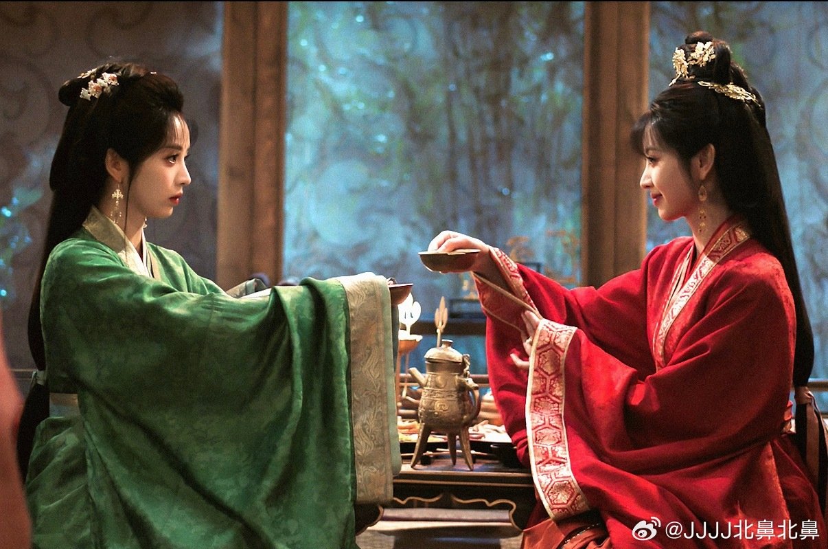 田曦薇和毛林林继《逐玉》无缘同框的婆媳后，二搭《嫁金钗》升级为亲生母女，上演极致拉扯的对抗路母女线。  一、缘起：从婆媳到母女的戏剧转折  - 上次是婆媳：在剧集《逐玉》里，毛林林饰男主角的母亲，田曦