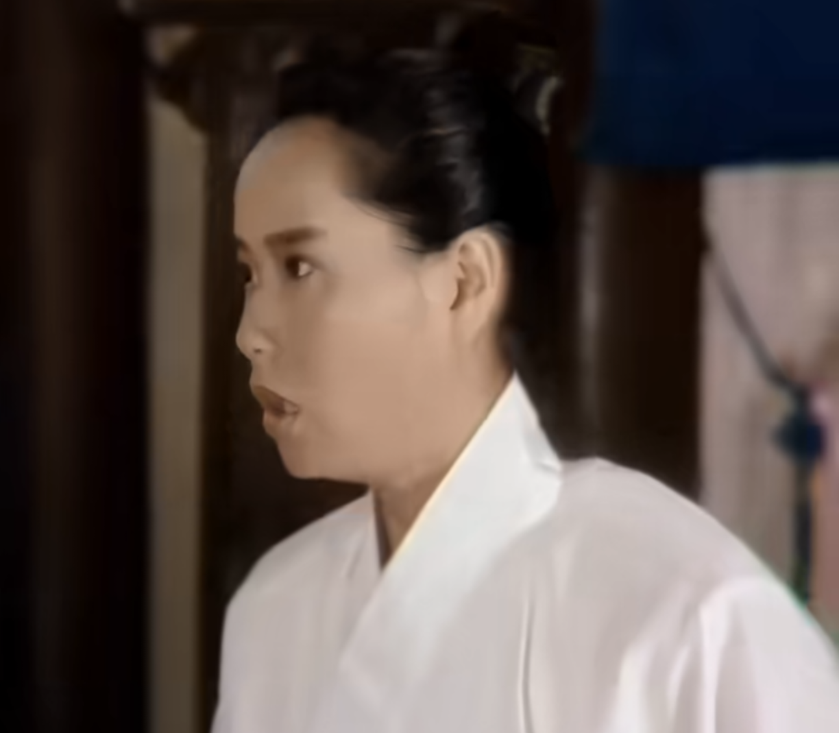 说不怕是假的，你看许仙听到白素贞自爆身份，说自己是蛇妖的时候，这惊恐的表情真的太自然，太真实了，一点也不像演的，叶童的演技真是炉火纯青，难逢对手！
经典就是经典，现在看来，只会让人觉得更加经典，对比现在的剧，简直就是神仙级别的存在！