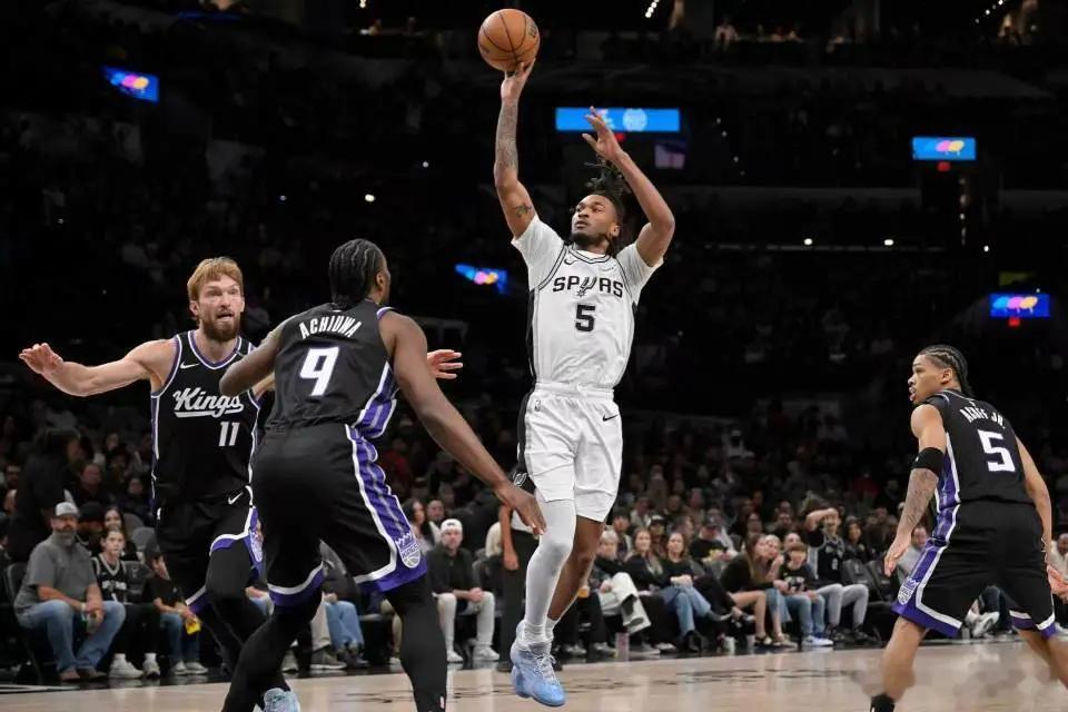 马刺大胜国王：文班29+10+5帽 尚帕尼8三分小萨20+14+8   NBA常规赛马刺主场对阵国王，马刺在文班亚马与尚帕尼给力表现引领下，上半场已经取得80-54领先优势。马刺下半场继续掌控局势，最终马刺130-103战胜国王收获2连胜，国王遭遇开局4连败垫底。

马刺：文班亚马29分10板2助2断5帽、尚帕尼8三分26分3 ​