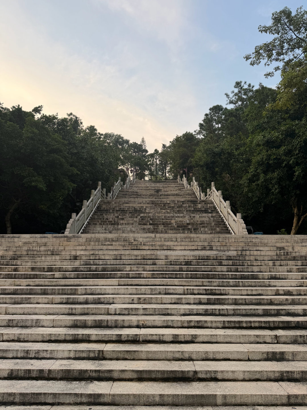 到广西钦州了，问一下这里有什么好吃的，好玩的吗？

之前对于这个城市的唯一印象是这里坐拥世界上最先进的护卫舰。  ​