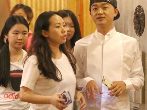 包贝尔终于露面了，这次是在北京怀柔的户外烧烤摊上被人认出来的。距离那场“红发女子酒店独处7小时”的风波，已经过去一个多月，他愣是没吭过一声，工作室和老婆包文婧也集体沉默。网友拍到的画面里，他穿着休闲便装，戴着帽子，人瘦了一圈，看着挺放松，正跟朋友围着炉子烤串。有人直接问“他老婆在嘛”，拍摄者摇头说没