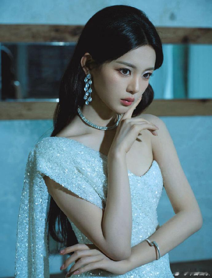 #程潇杨超越两张建模脸同框# 超级夏晚这个同框真的太惊喜，两个公认建模脸凑在一块太养眼。程潇是沉静优雅的浓颜，杨超越自带松弛鲜活的少女感，气质完全不一样，晚会灯光打下来，画面美得忍不住反复回看。 ​