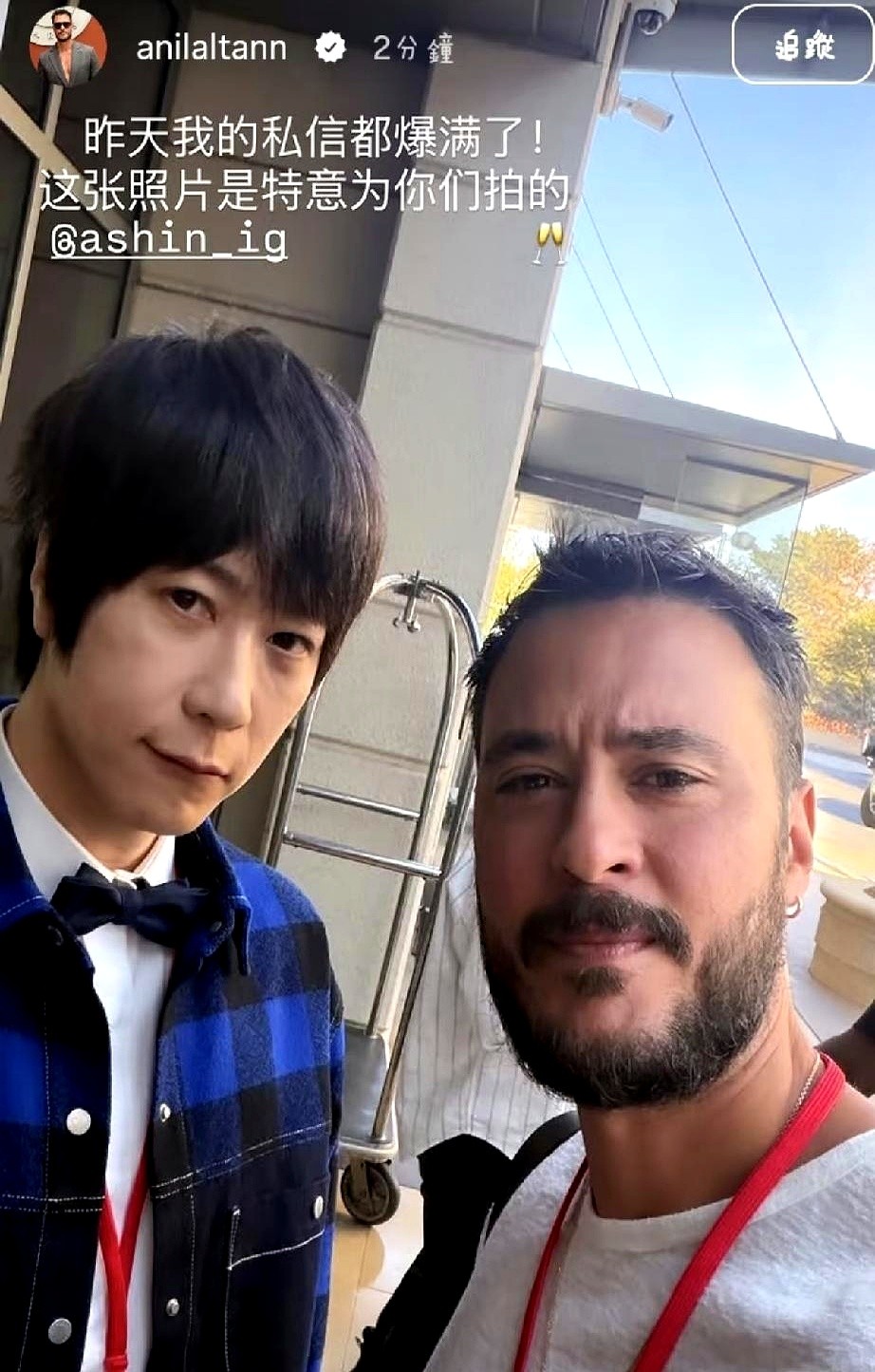 传了十年的假发之谜，居然被一张无美颜的怼脸照彻底掀了老底。

51岁的阿信站在加州苹果总部的镜头前，连个滤镜都没加。头顶那撮标志性的齐刘海放大了看，发根处全是藏不住的白头发。

倒也是这几根白发，洗清了他戴假发的嫌疑。但眼眶肿得像核桃，眼角的褶子深得能夹住纸片，连轴转的演唱会和熬大夜的后遗症全砸在脸