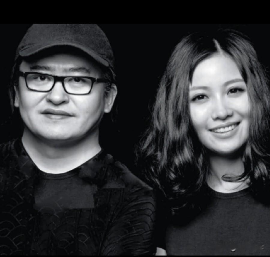 世事弄人，刘欢于9月25日病逝，而9月26日恰是姚贝娜的冥诞，《甄嬛传》的片头片尾曲原唱如今都已离世。

刘欢和姚贝娜因《甄嬛传》结下了深厚的情谊，刘欢是姚贝娜音乐道路上的伯乐，更是惺惺相惜的知己。

当年刘欢受邀为《甄嬛传》创作全剧配乐，亲自敲定由姚贝娜演唱所有女声曲目。那时姚贝娜刚做完乳腺癌手术