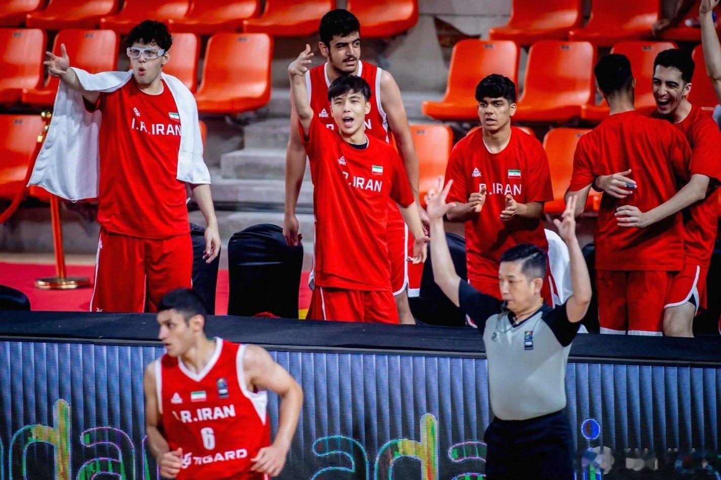 U18男篮亚洲杯小组赛，中国U18以96-58大胜伊朗U18。伊朗全队...
