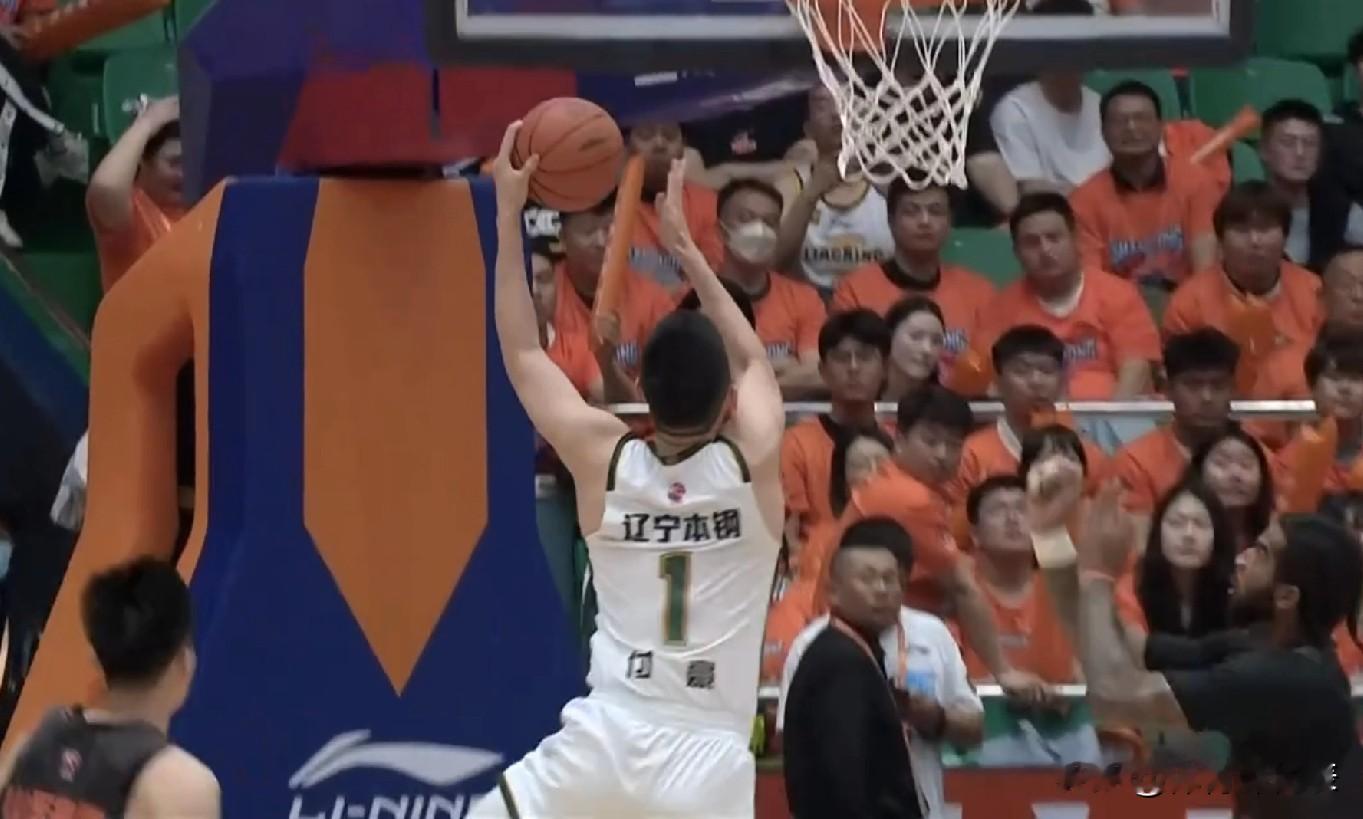 季后赛开打！付豪12分，莫兰德10分，辽宁男篮半场领先山东14分！北京...