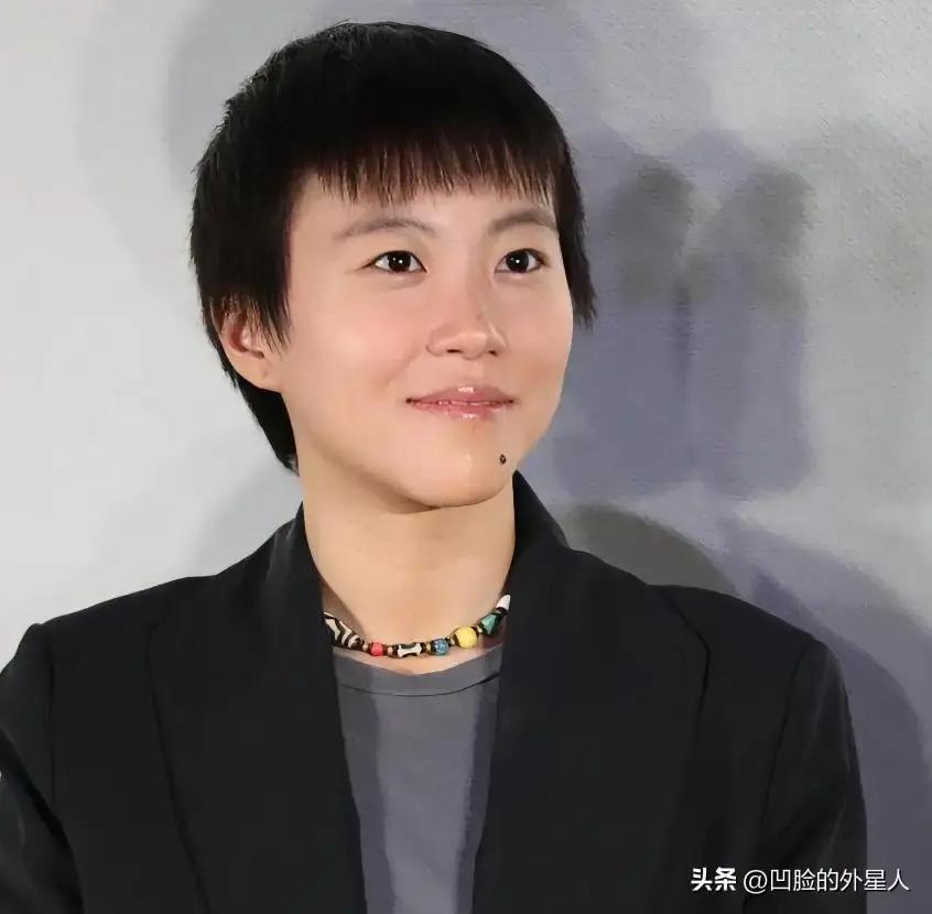 主持人问窦靖童:“窦唯、李亚鹏、谢霆锋这三个爸爸，你觉得哪个爸爸最好？”窦靖童吞吞吐吐地说:“我不知道怎么回答……”
 
麻烦各位读者点一下右上角的“关注”，留下您的精彩评论与大家一同探讨，感谢您的强烈支持！
 
窦靖童的名字后面，好像总跟着一长串别人的名字。
 
她抿了抿嘴，手指无意识地摩挲着话筒