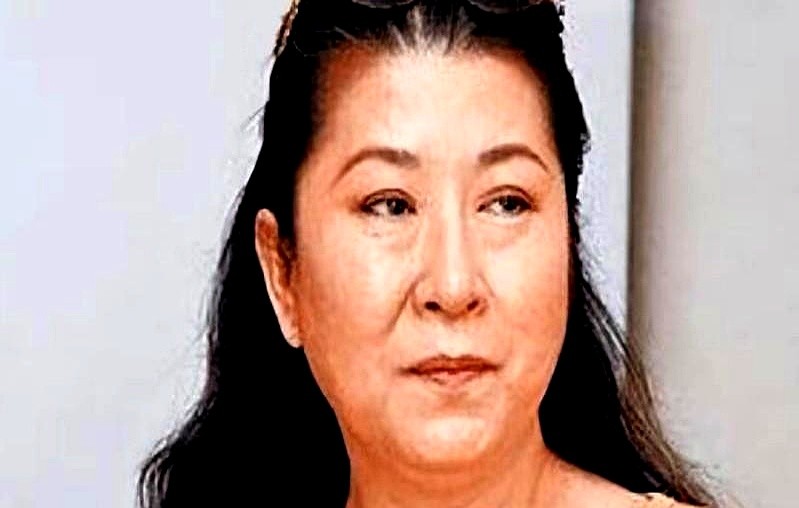 李宗盛在台上哽咽呼唤她，全场死寂。此时的陈淑桦，正拎着青菜走在台北老小区。

外界疯传她疯了、落魄了，好友赶紧出面辟谣：人家每天遛狗买菜，好得很。1998年前，这位天后的衣着和交友被母亲死死捏在手里。母亲一闭眼，天后的壳子碎了一地。

她干脆拔掉电话线，换了门锁。周华健找不到她，李宗盛见不到她。