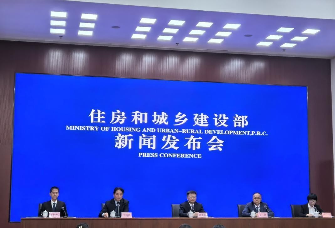 住建部9月18日一锤定音：房地产正式进入存量时代，供求关系发生重大变化。这话什么意思？就是房子不再稀缺了，过去那种供不应求、闭眼买都涨的逻辑，彻底翻篇。
为什么这么说？看一个硬数据就够了。今年上半年，二手房在新房和二手房交易总量里的占比达到50.4%，首次超过一半。北京、上海、广东等18个省市，二手