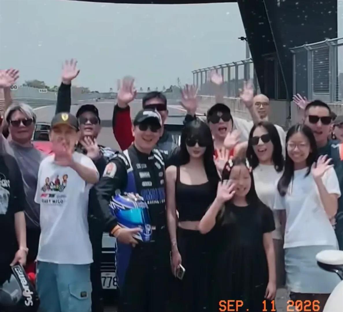 林俊杰官宣将出席新加坡F1大奖赛音乐节，女友七七惊艳亮相！ ​