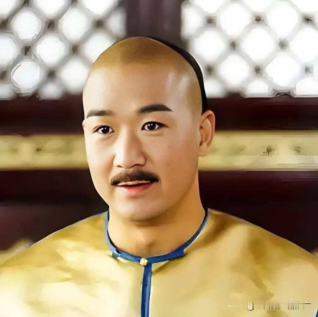 不当顶流不卖人设，张国立一场戏，把“皇帝专业户”演成了凡人教科书

别只记得他穿龙袍的乾隆、纪晓岚里的皇上。张国立最毒的本事，是把“国民熟脸”演成千人千面。

电影《顽主》里和葛优、潘虹搭戏，于观懒散又清醒，京味儿喜剧被他立住；《一声叹息》梁亚洲的懦与疼，《手机》费墨的酸与精，全在冯小刚镜头下扎进中