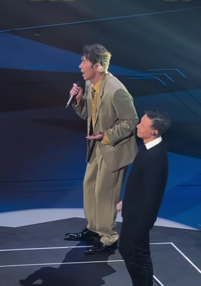 许志安演唱会2026，压轴嘉宾：张学友。

忌安和扫把头？同框了。

许志安：哎，好核突哦！好想见到你，好想和你很近！
张学友：好核突！现在很开放的这些，没什么所谓。

学友一边说着好核突，一边还是拉起了手手，哈哈！