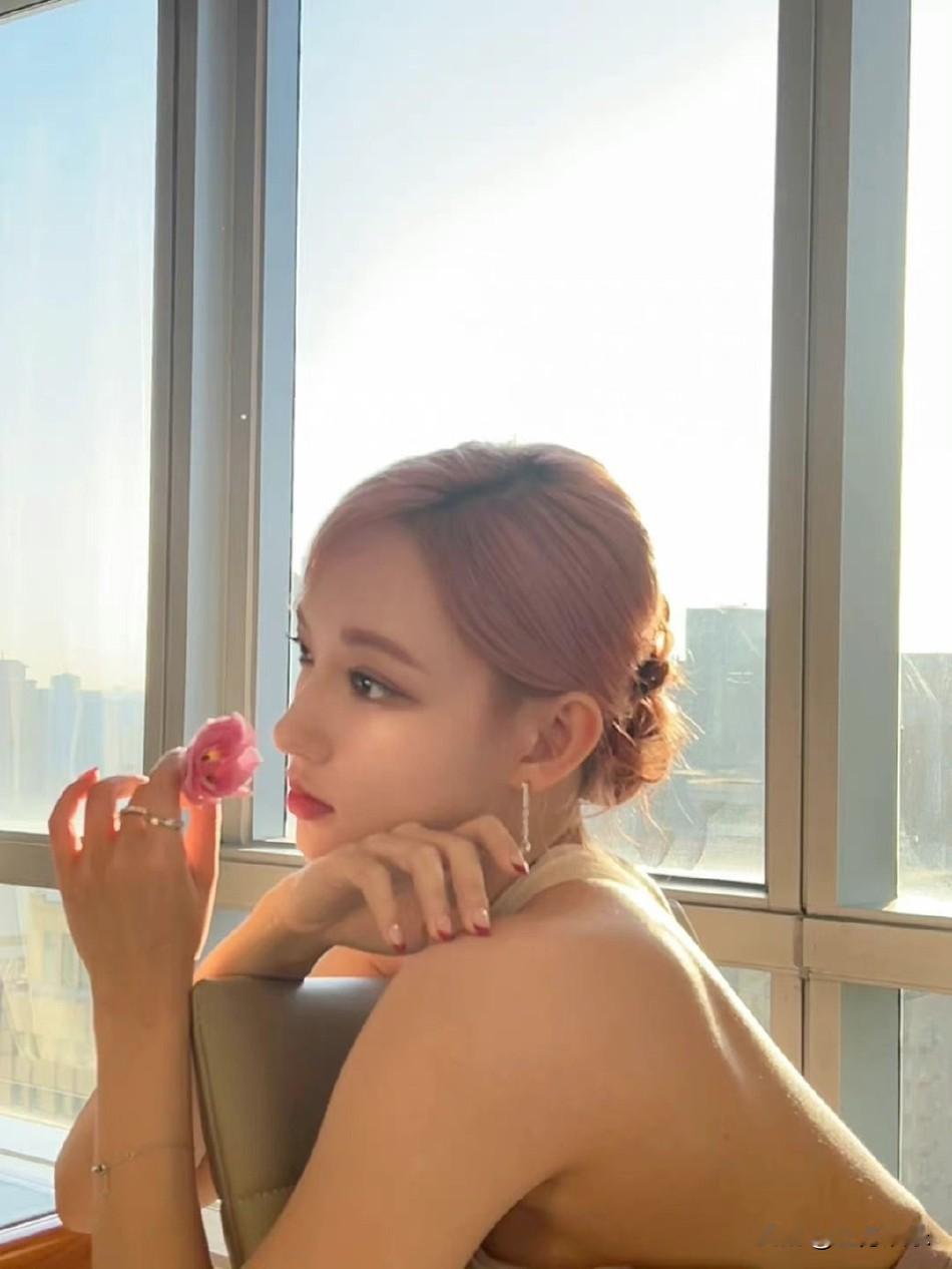 程潇着香槟色长裙，露出性感美背，身材比例优越，笑容迷人，粉色挽发俏皮不失端庄。