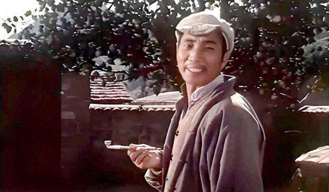 电影《青松岭》里的“钱广”扮演者李树楠和赵本山剧照特别像！
看钱广那顶软塌塌、爱歪着戴的白布耷拉帽，加上身子微微有点“猫着腰”、那股活络狡黠的劲儿。
赵本山早期好多农民角色，也常是一顶软檐布帽、微微哈着点腰，似笑非笑那股神情，神态、身形架子真有那股一脉相承的味儿！
 
不光是帽子和“猫腰”，骨子里那