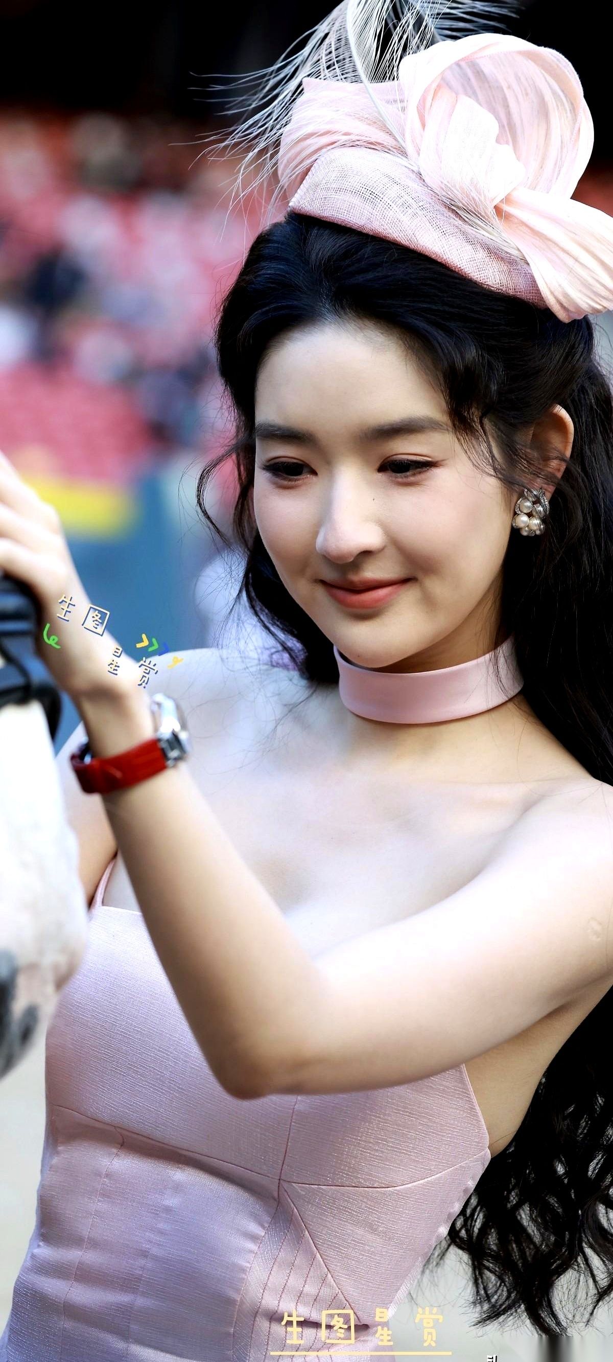 内娱终于有个女明星，把“名媛风”穿明白了。 真的，不是穿个小香风、戴个...