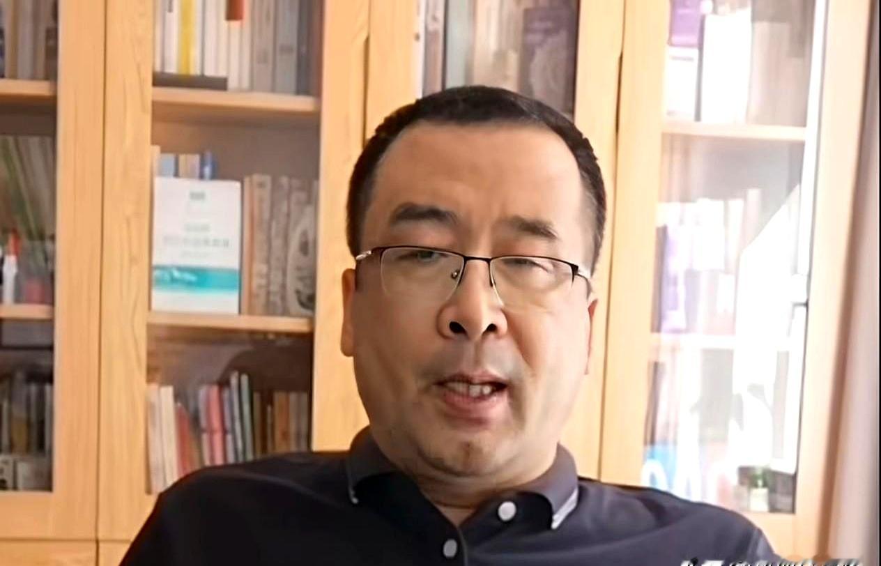 马继华居然断言，洛杉矶奥运会要是缺了王楚钦和孙颖莎，国乒拿两块金牌的概率都不超过80%，这话听着真让人纳闷
 

更离奇的是他还补了一句，说网友喷王楚钦纯粹是因为他“实力太强”
 

这就真让人看不懂了
 

按常理说，运动员要是能在赛场上打出绝对统治力，用实力说话，大家夸还来不及
 

要真强到无