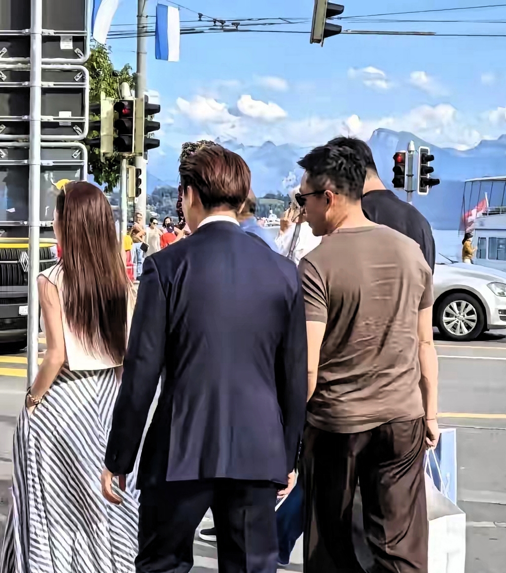 马筱梅陪同汪小菲远赴国外度假的画面流出，再次引发网友热议。论五官，她并非一眼惊鸿的类型，却拥有立体舒展的轮廓，身形挺拔，整个人飒爽利落，自带独特气场。
 
比起外表，更让人印象深刻的，是她稳定通透的处事方式。事业上保持独立，坚持踏实工作，没有依附伴侣的光环生活。走入婚姻之后，也懂得顾及另一半的情绪，
