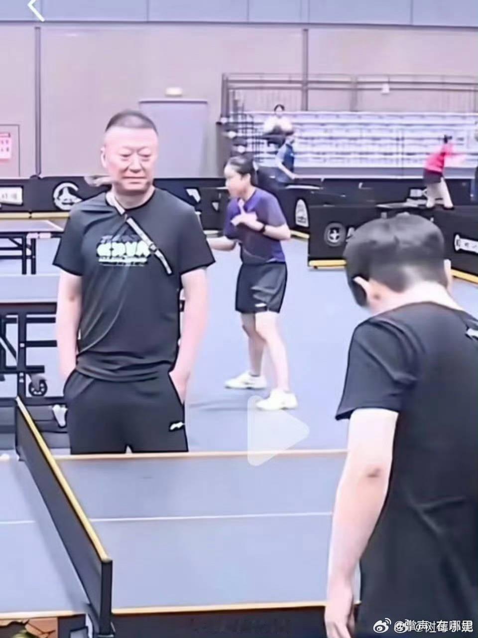 #孙颖莎教练无通行证入场受阻#
看看
面对孙颖莎，双手插兜，
面对王曼昱，手把手教
就这样的不公平资源待遇保障下
孙颖莎在伦敦世锦赛女团决赛在王曼昱2-3张本美和情况下扳平比分3-0早田希娜，又在蒯曼1-3桥本下再度扳平比分3-0张本美和！
亚运会王曼昱开门黑1-3朱雨玲后上场孙颖莎3-0朱雨玲，这样以集 ​