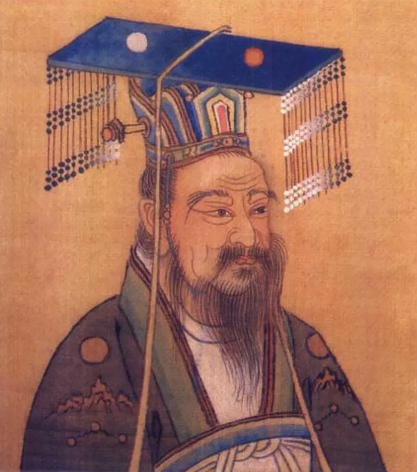 隋炀帝杨广：一位被低估的雄主，还是加速王朝灭亡的暴君？
在中国历史上，隋炀帝杨广一直是一个争议极大的人物。
很多人提到他，第一反应往往是“暴君”“亡国之君”。尤其是“大运河”“三征高句丽”，常被视为隋朝迅速崩溃的重要原因。
但如果真正回到历史现场，你会发现：
杨广并不是一个简单的昏君。
相反，他