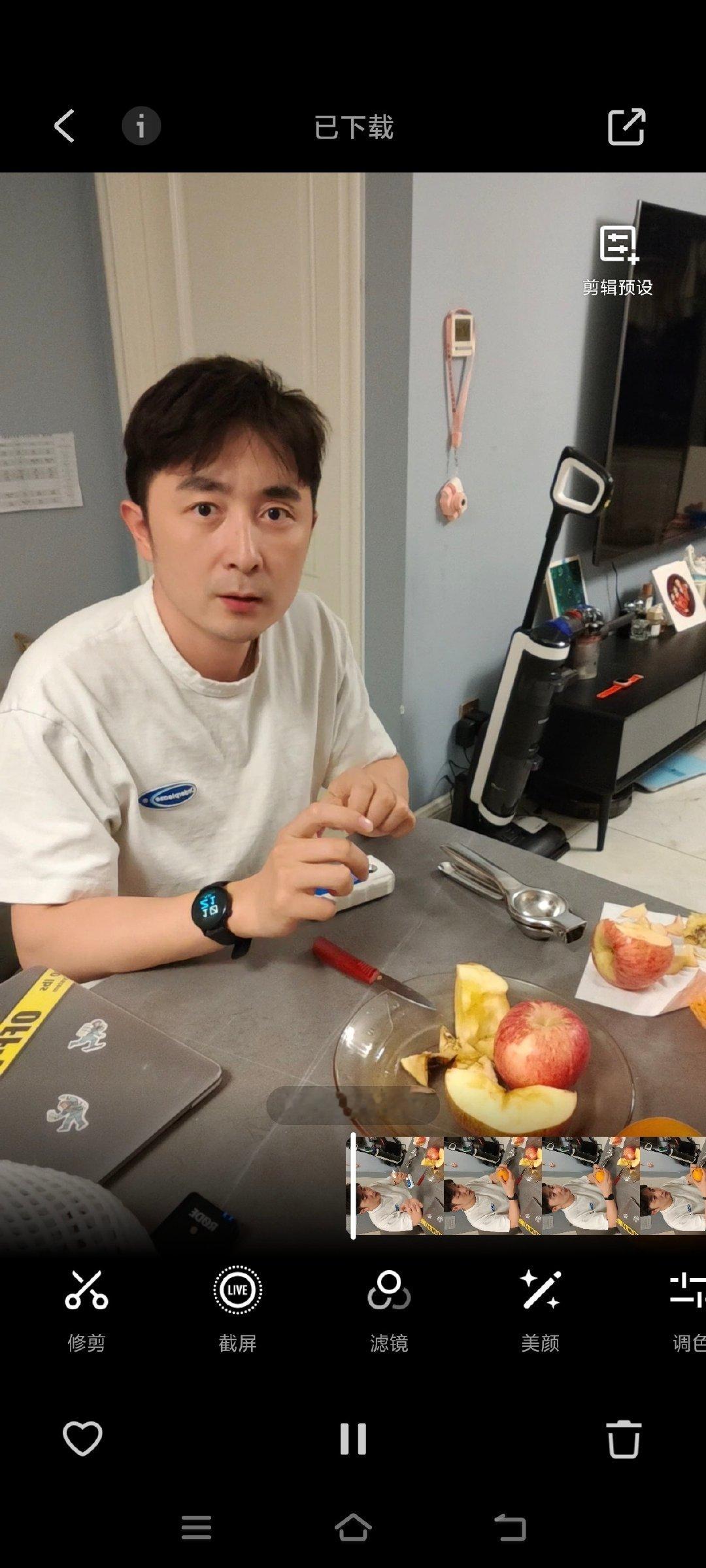 在大疆软件里翻到了几年前的视频
那会找到一个巨好吃的苹果
拉着邻居来测试
测糖仪也用上了
桌上还摆一把刀
他敢说不好吃？ ​
