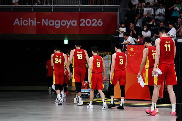 #中国男篮vs日本男篮# 败军之将，何以言勇？

明天2026亚运会开幕式，中国体育代表团旗手的男旗手还是换一个吧！此前俺怕的是男篮运动员胡明轩和女子拳击运动员吴愉。女旗手可以不换，男旗手换一个乒乓球队或者游泳队的冠军运动员吧！继续让胡明轩担任旗手，未免尴尬！#亚运会开幕式中国代表团旗手# ​