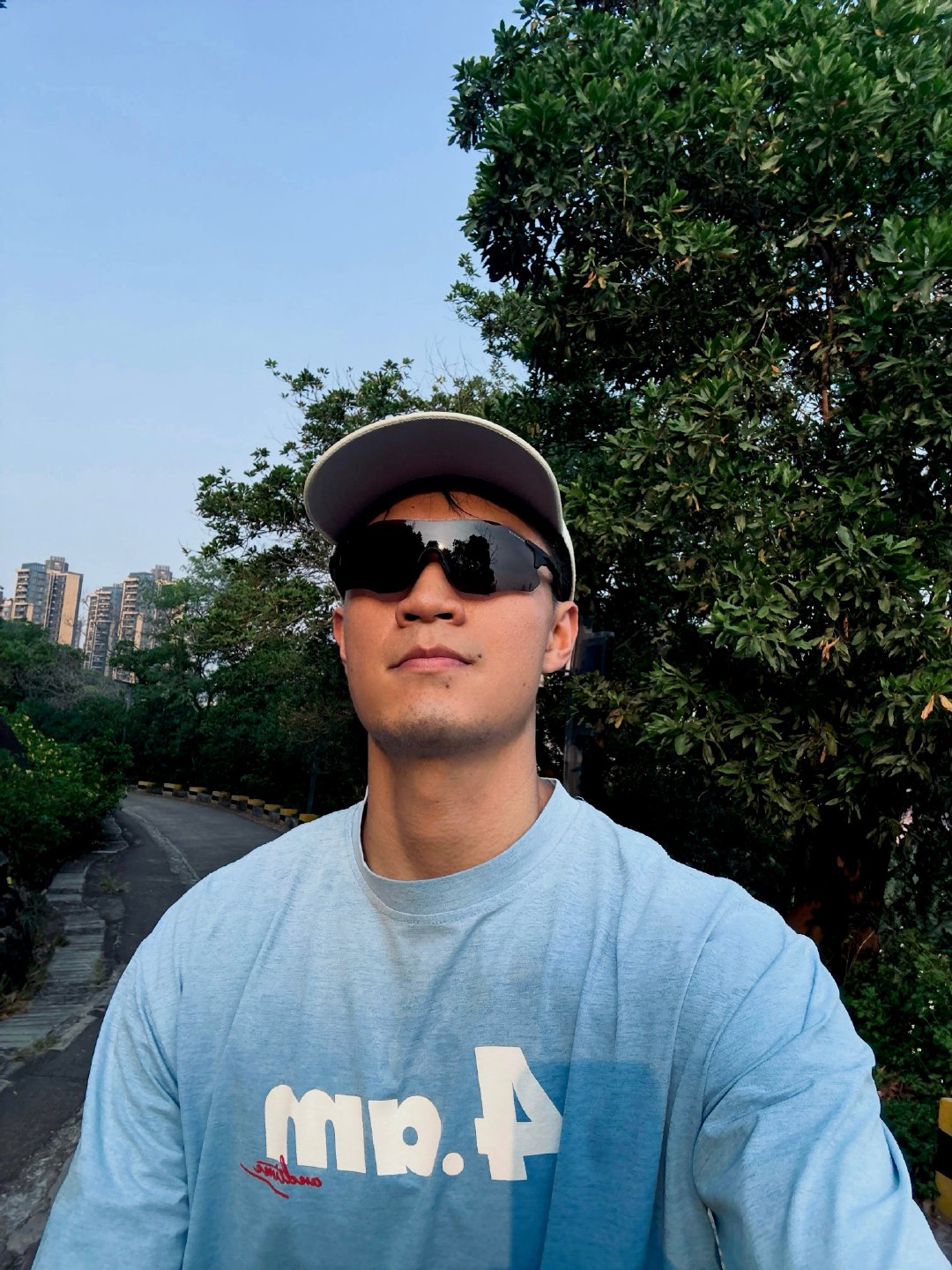 前段日子翻来覆去看《色戒》，感叹李安那么有才，汤唯太美。脑子里时常浮现王佳芝在台上被几个伙伴呼喊回头的那一帧。觉得时光就像那幕背景里歪七八扭的树枝，记忆只不过是从土里长出来的，根也不知道，枝桠要怎么样长才好，是早决定了的事。 ​