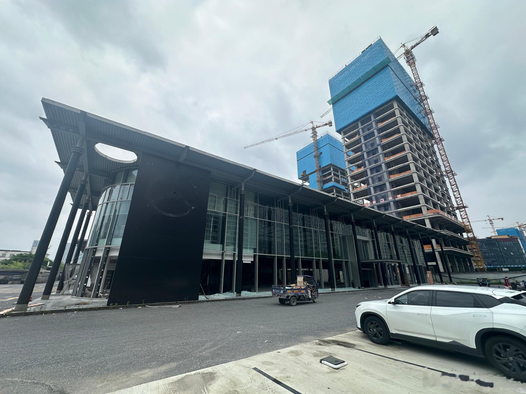 进口合资品牌被国产品牌替代的第一步，就是门店被替代。渠道迭代，是豪华品...