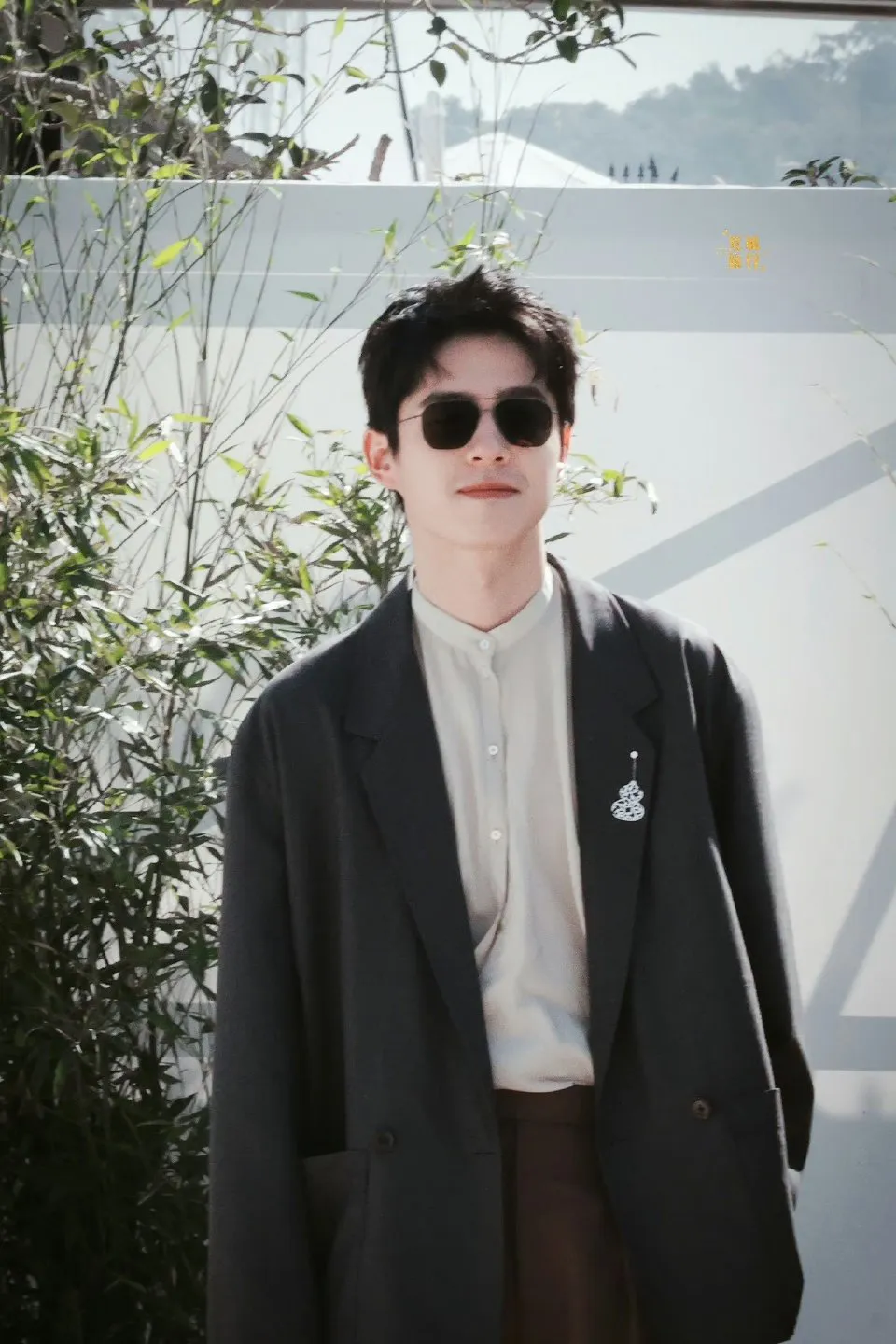 刘昊然应该是现在心态最佛性的男演员了吧，现在的他享受生活享受和周冬雨的恋爱。
而且荣梓杉出事后，陈思诚又只剩他一个年轻演员主力，所以有什么好资源陈思诚第一个想到的就是刘昊然。