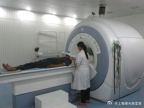 #核磁共振为什么这么贵##健闻登顶计划#不少患者感慨核磁检查动辄上千、分部位计费、预约排队久。很多人只看到检查费用，却忽略了这项影像技术不可替代的诊断价值。
 
核磁共振没有电离辐射，软组织分辨力极强，在心脑血管病变、遗传性疾病、罕见病早期筛查中，能捕捉CT、彩超难以发现的细微病变，为疾 ​