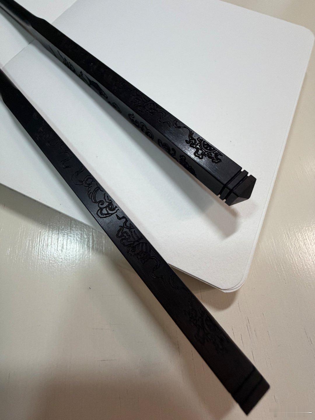 #我和你天生成双#万万没想到美团外卖满99送的筷子这么有料，纹样刻印工整，色泽均匀，实物质感直接拉满。#美团外卖祝你七夕筷乐# ​