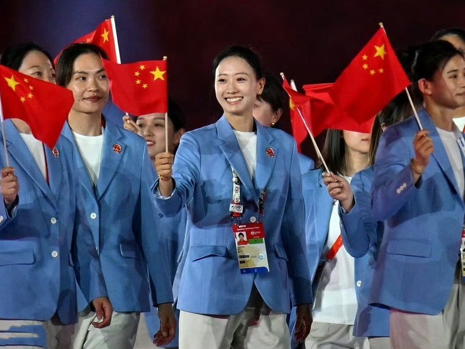 北京时间2026年9月19日，2026年第20届亚运会开幕式举行。中国体育代表团入场，中国女子拳击运动员吴愉、男子篮球运动员胡明轩担任中国代表团开幕式旗手。 ​