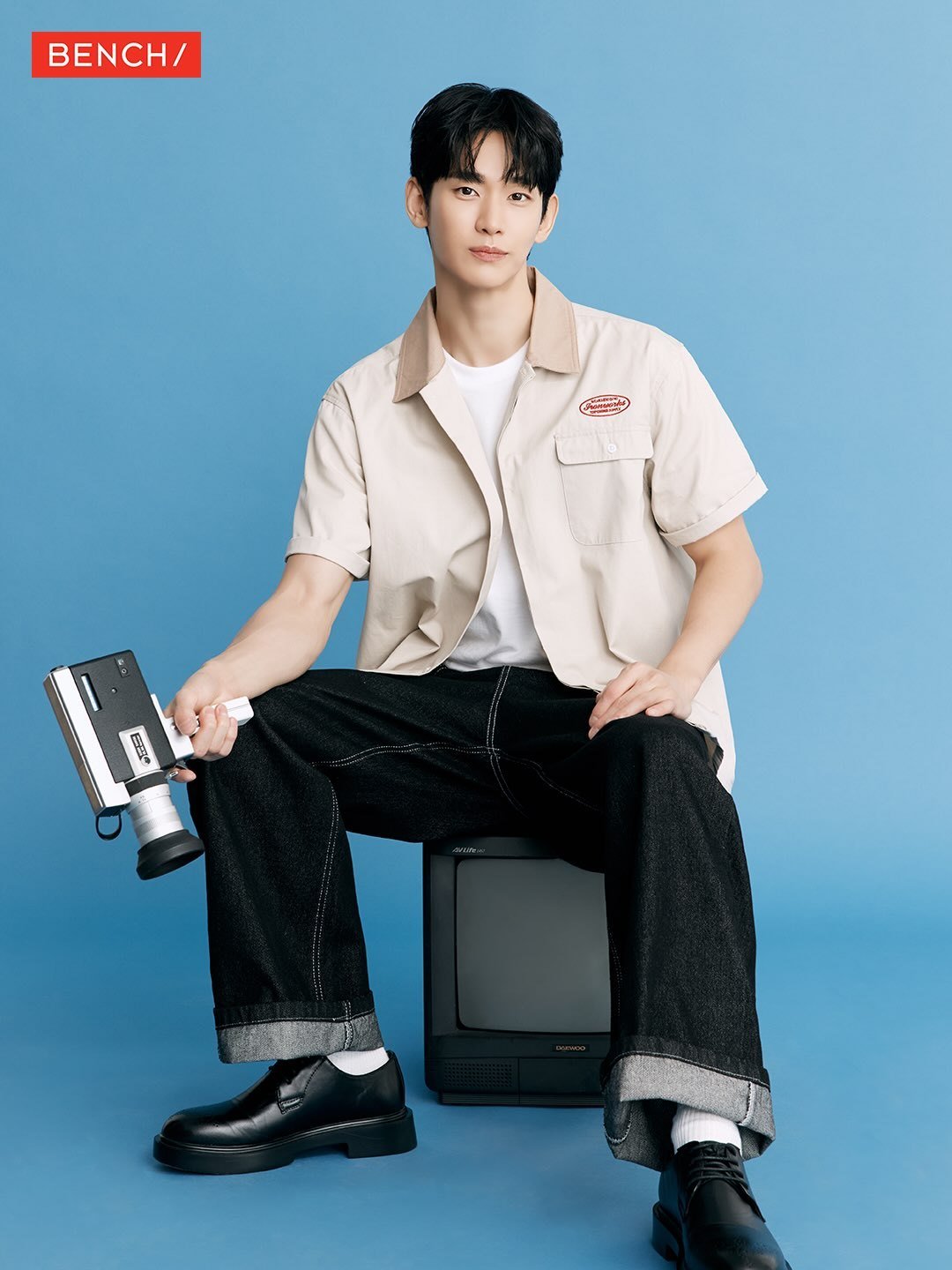 #金秀贤[超话]#  
20261018金秀贤BENCH 更图2P
FR.INS
CR. bcbench

时尚造型全新表达，利落休闲里演绎独属的松弛质感。 ​​​​