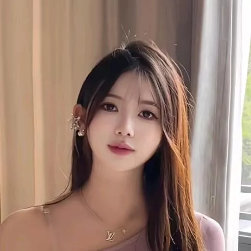 温柔甜美的少女，自然光下的美丽瞬间