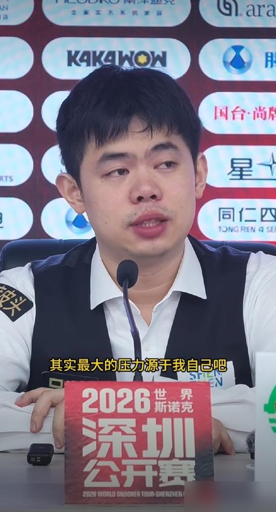 26岁才摸到决赛球台，手抖得连球杆都握不稳，袁思俊输给吴宜泽后说了句大实话：这突破来得太晚了。
丁俊晖18岁夺冠，赵心童24岁夺冠，对面22岁的吴宜泽已经拿了世锦赛。他26岁，第一次进排名赛决赛，5比10，亚军。
半决赛6比5险胜罗伯逊那场，他咬下来了。决赛四杆50+，不是没能力，是身体先扛不住