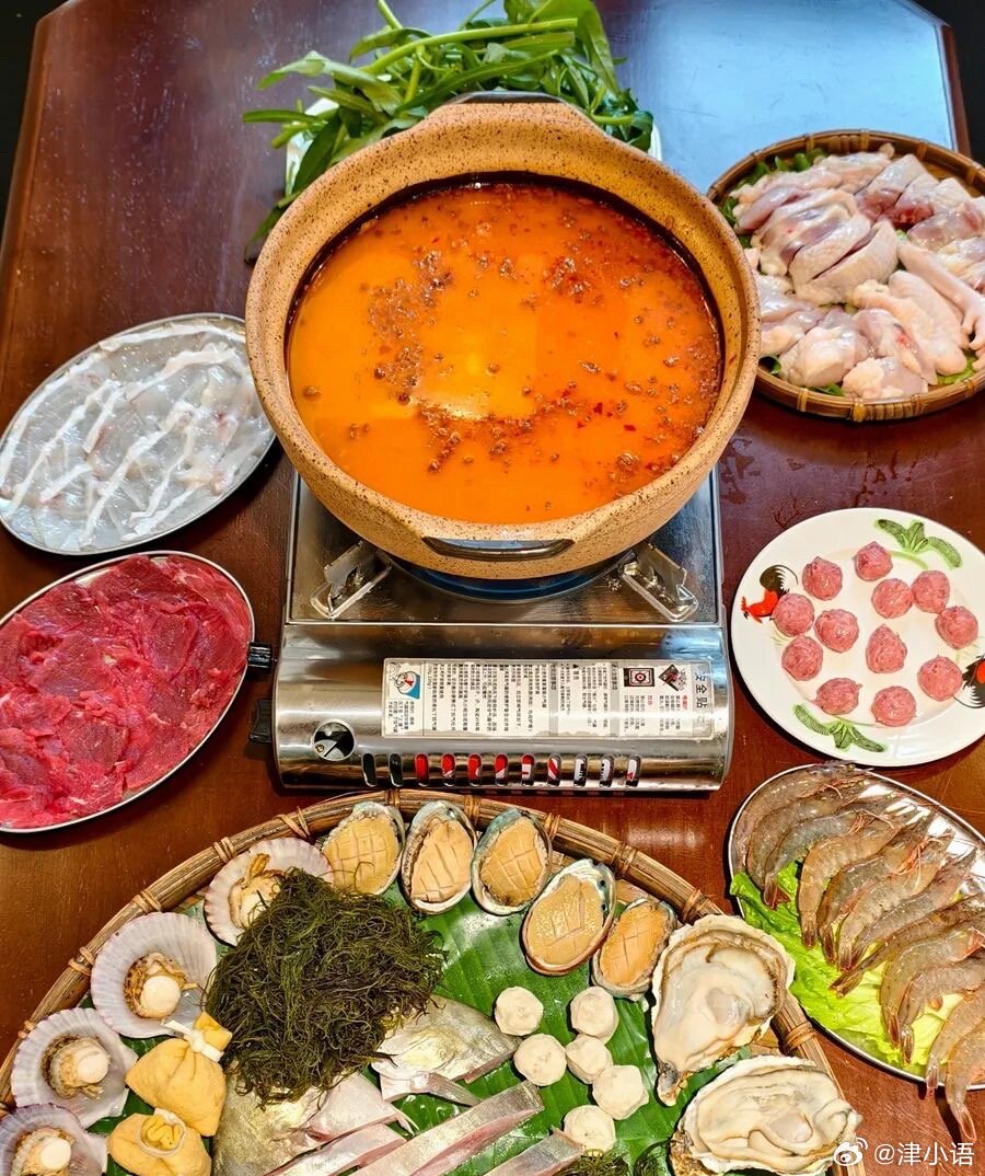 看似热量高实则巨低卡的善良食物很多人判断食物热量靠外观，容易踩坑。有些食材质地厚实，烹饪后饱腹感强，属于典型的“视觉欺骗型”低卡食物。魔芋制品富含膳食纤维，几乎不含热量；杏鲍菇水分足，煎制后口感酷似五花肉；冻豆腐只是孔隙多，原生热量偏低。需要分清：食材原生热量≠成品热量。酱汁、食用油是热量大户，清水煮、空气炸锅少油制作，才能守住低卡优势。