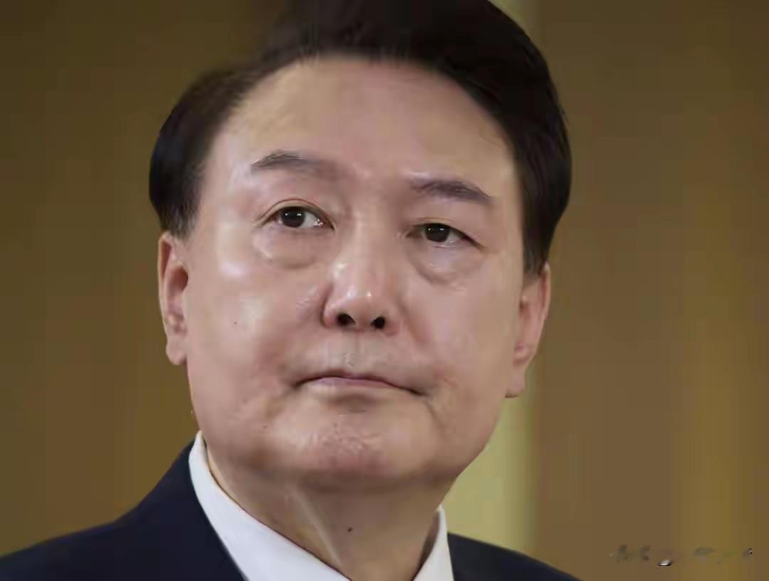 尹锡悦这个一审无罪的判决出来，韩网评论区直接吵翻了天。
首尔中央地方法院给出的理由是，没法实锤他当初提名李钟燮当驻澳大使，是为了妨碍对李钟燮的调查，而且李钟燮从来没拒绝过配合调查，他从澳洲回国之后到特检组成立前的大半年里，公调处根本没启动过实质调查。
之前特检组可是铆足了劲，今年7月直接求法院判他5