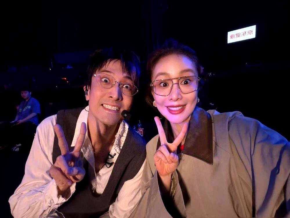 王传君当着导演的面喊话推荐高叶上《浪姐》，结果导演一句话让全场笑翻：备选名单里早就有她了。

之前录《周五晚高疯》，王传君也是直接把高叶拽进嘉宾席。

但圈里真有人脉这回事吗？

《南京照相馆》三十多亿票房扛在身上，跟章子怡同台拿年度剧情女演员也没露怯。平时不炒话题不立人设，就闷头把戏啃透。

说白